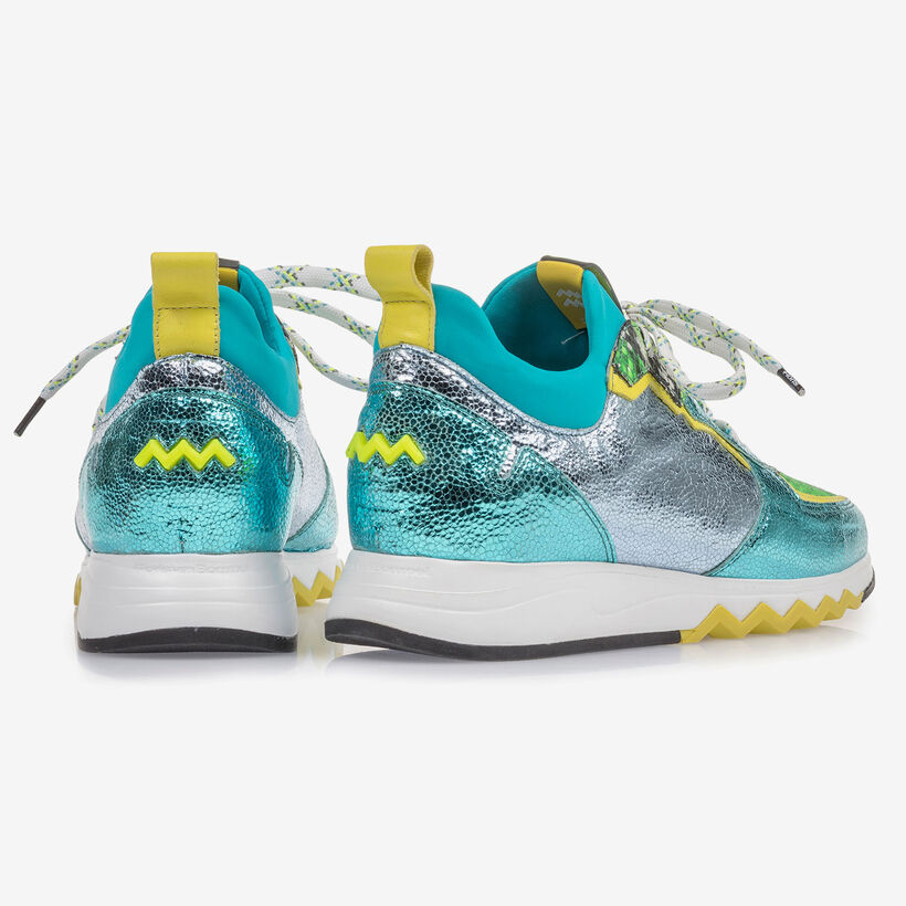 Sneaker mit hellblauem Metallic-Print