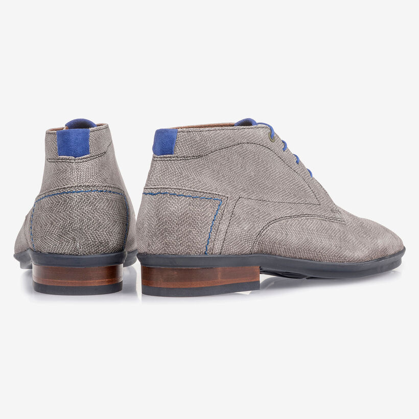 Hellgrauer Wildleder-Schn&uuml;rstiefel mit Print