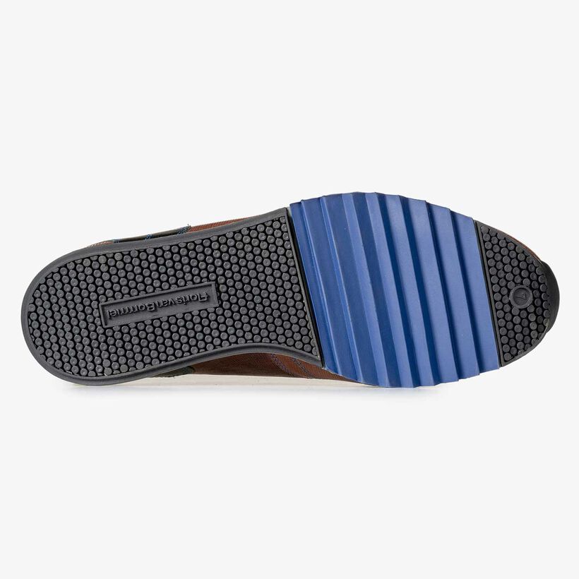 Brauner Sneaker mit kobaltblauen Stickereien
