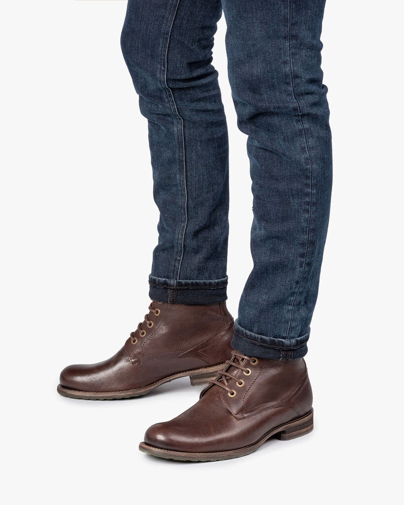 Gef&uuml;tterter Schn&uuml;rstiefel braun