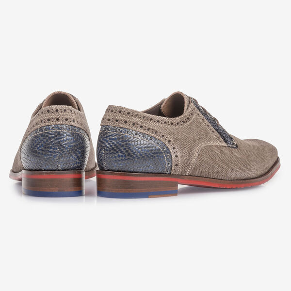 Beigefarbener Wildleder-Schn&uuml;rschuh mit blauem Print