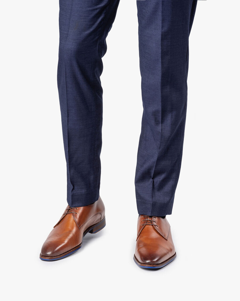 Dunkler cognacfarbener Kalbsleder-Schn&uuml;rschuh