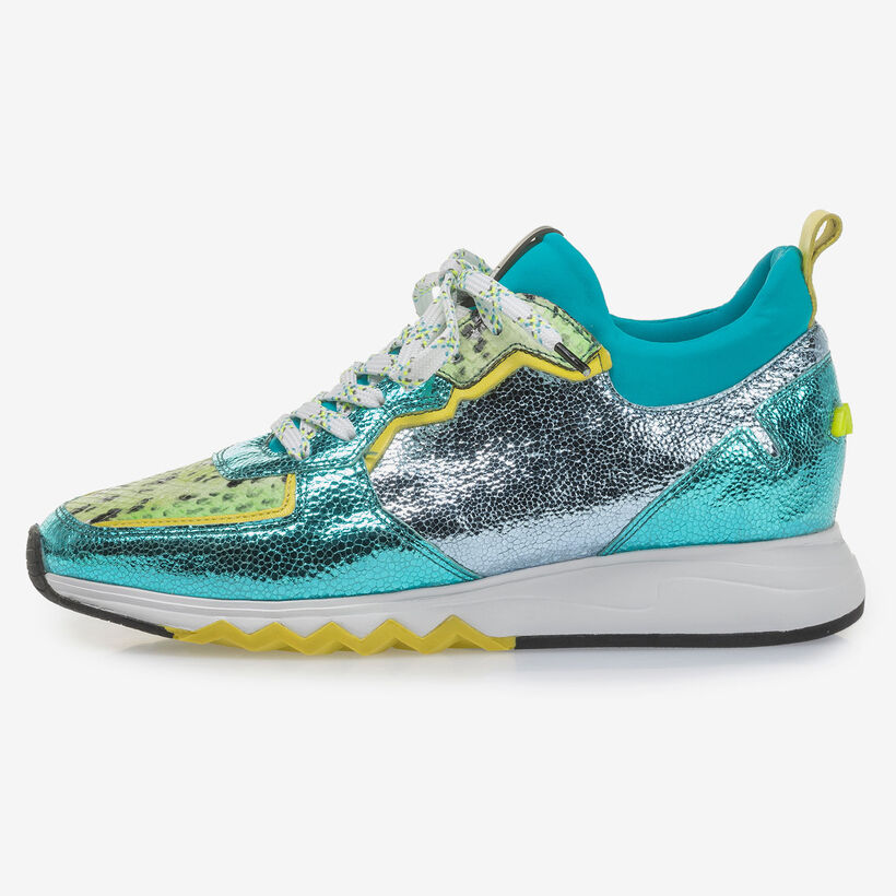 Sneaker mit hellblauem Metallic-Print