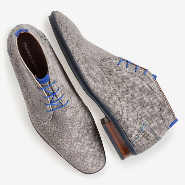 Hellgrauer Wildleder-Schn&uuml;rstiefel mit Print