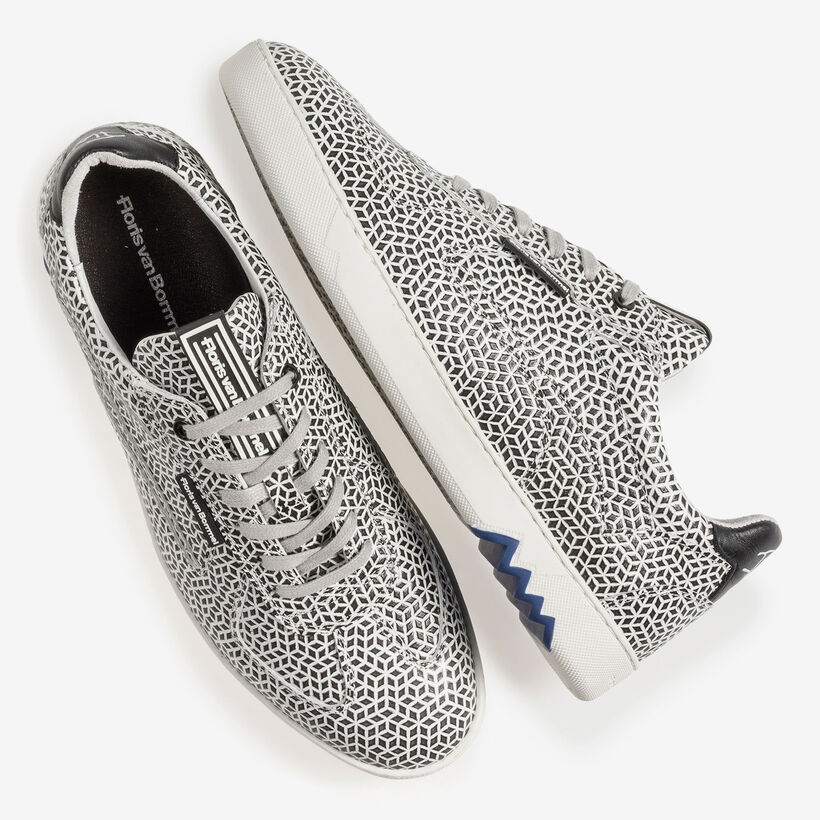 Wei&szlig;er Kalbsleder-Sneaker mit schwarzem Print