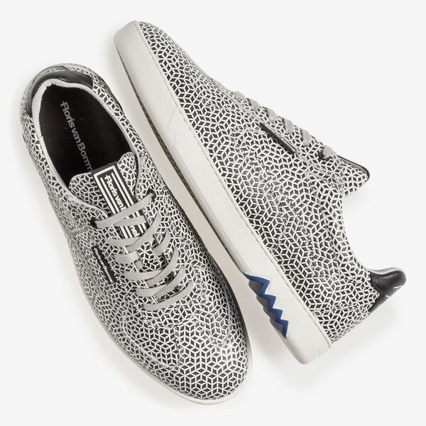 Wei&szlig;er Kalbsleder-Sneaker mit schwarzem Print