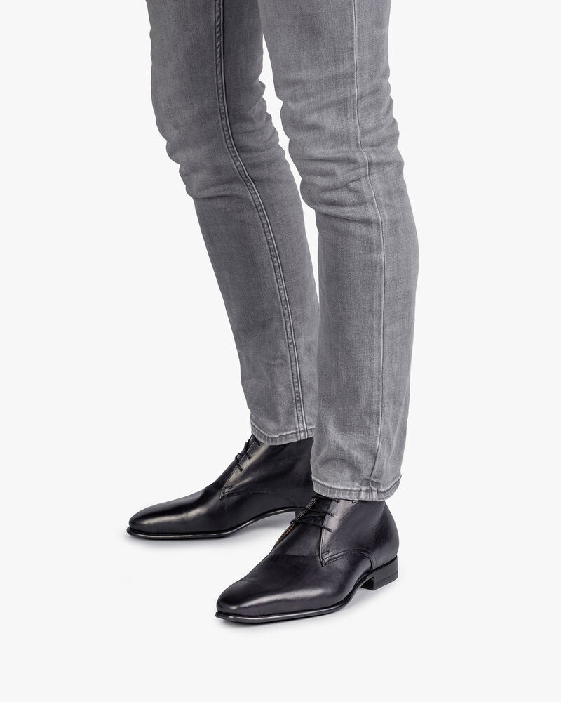 Schwarzer Kalbsleder-Schn&uuml;rschuh