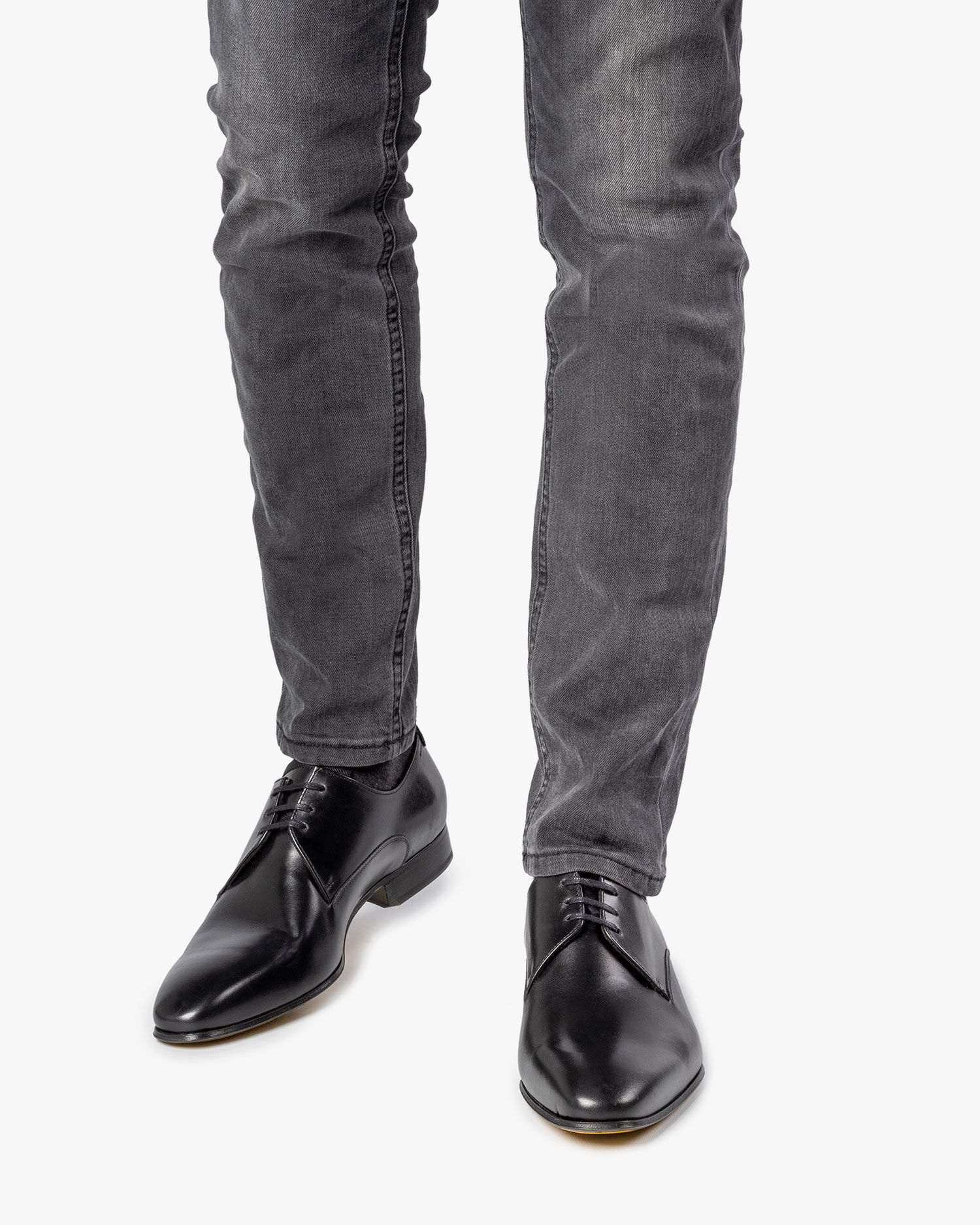 Black shoes with yellow soles discount