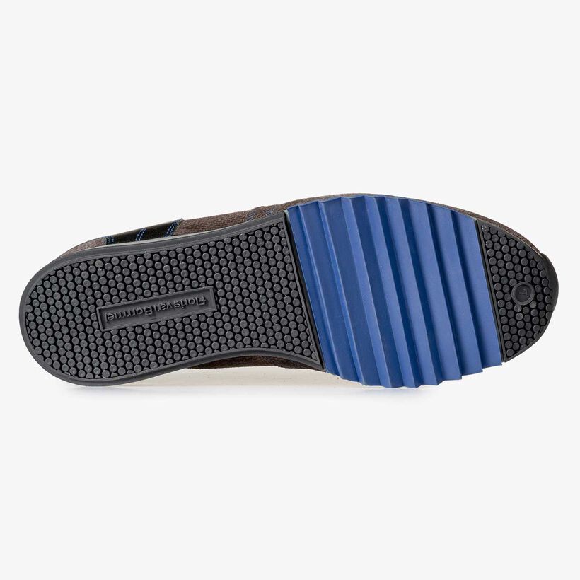 Graubrauner Sneaker mit kobaltblauen Details