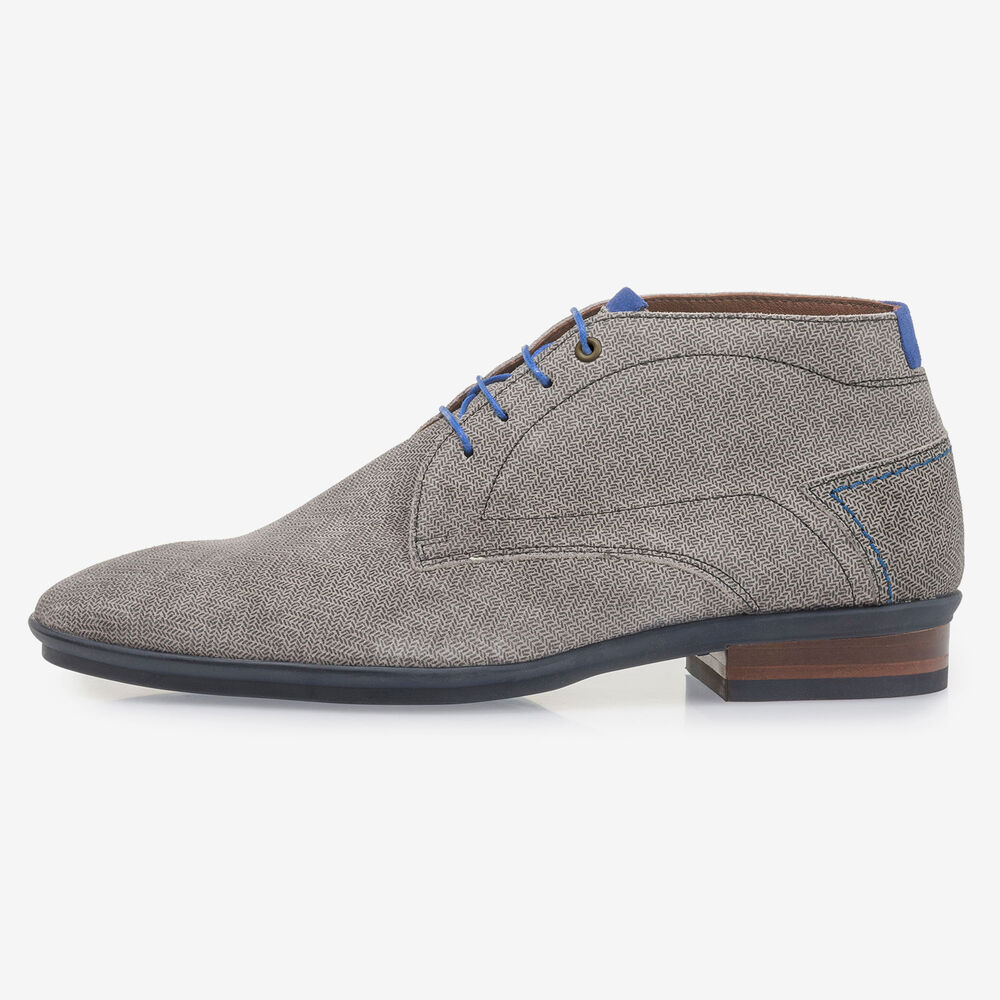 Hellgrauer Wildleder-Schn&uuml;rstiefel mit Print