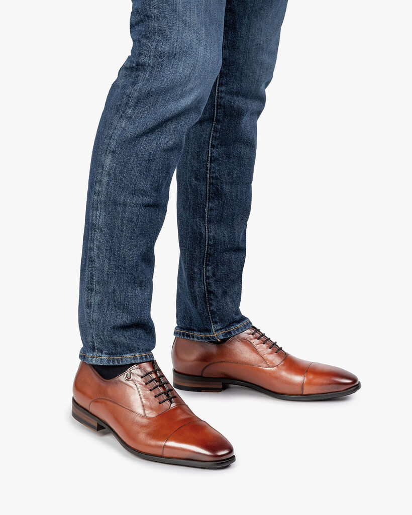 Cognacfarbener Schn&uuml;rschuh