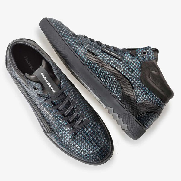 Blauer Sneaker mit Metallic-Print