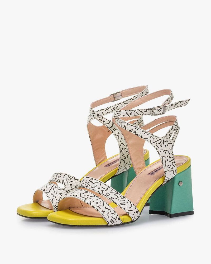 Wei&szlig;e Sandalette mit schwarzem Print