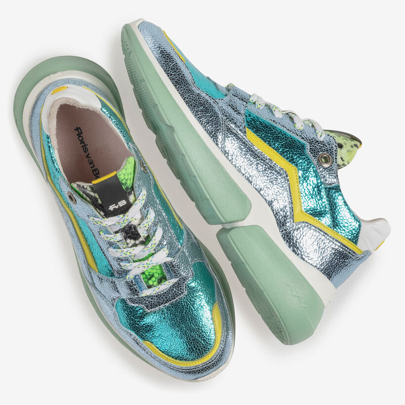 Hellblauer Leder-Sneaker mit Metallic-Print