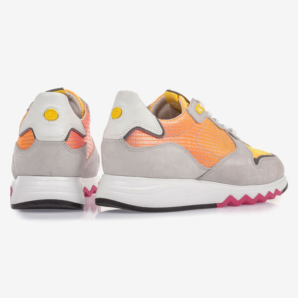 Grauer Leder-Sneaker mit orange-gelben Details
