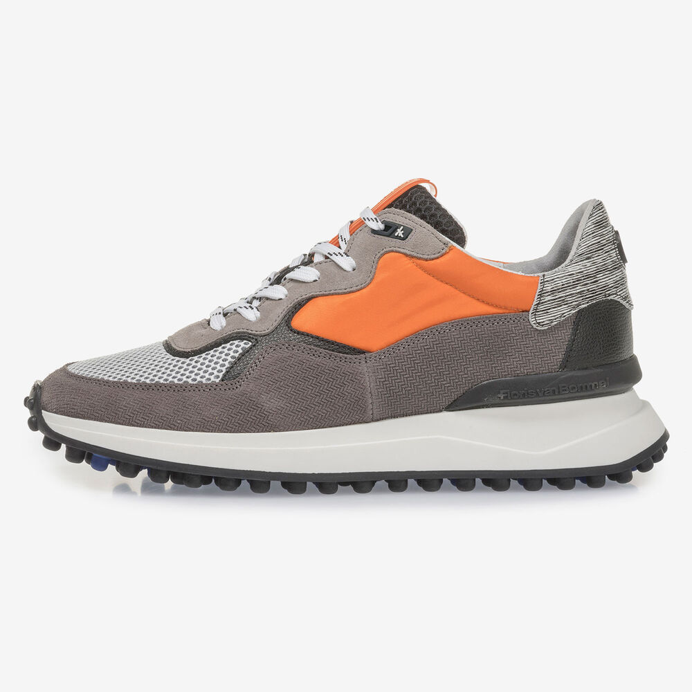Grauer Wildleder-Sneaker mit orangefarbenen Details