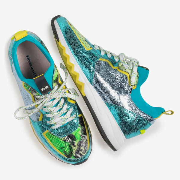 Sneaker mit hellblauem Metallic-Print