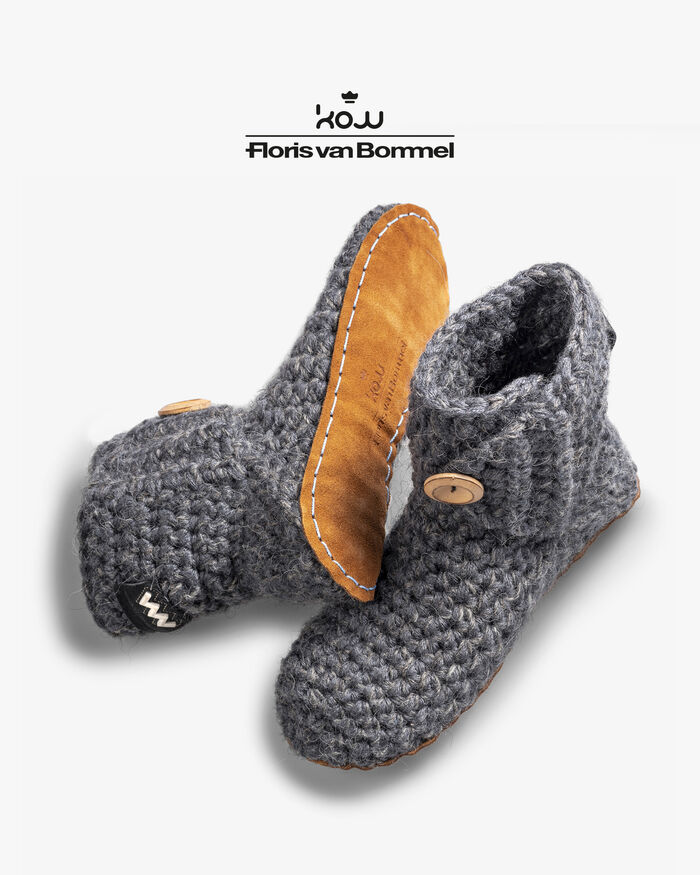 Kingdom of Wow home slippers dark grey