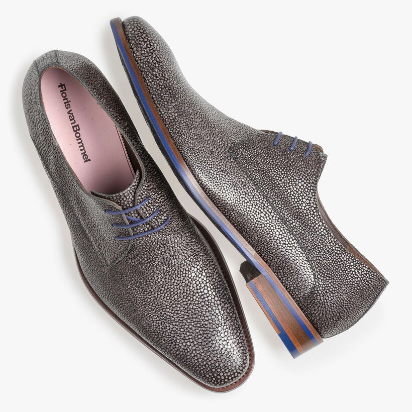 Grauer Schn&uuml;rschuh mit Metallic-Print