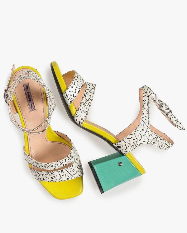 Wei&szlig;e Sandalette mit schwarzem Print