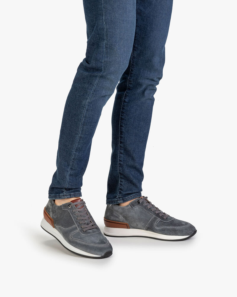 Sneaker grey suede leather