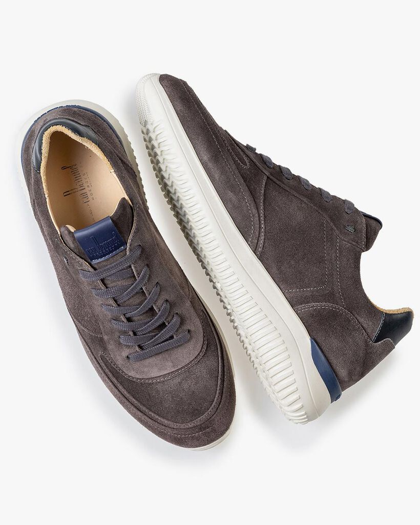 Grauer Wildleder-Sneaker