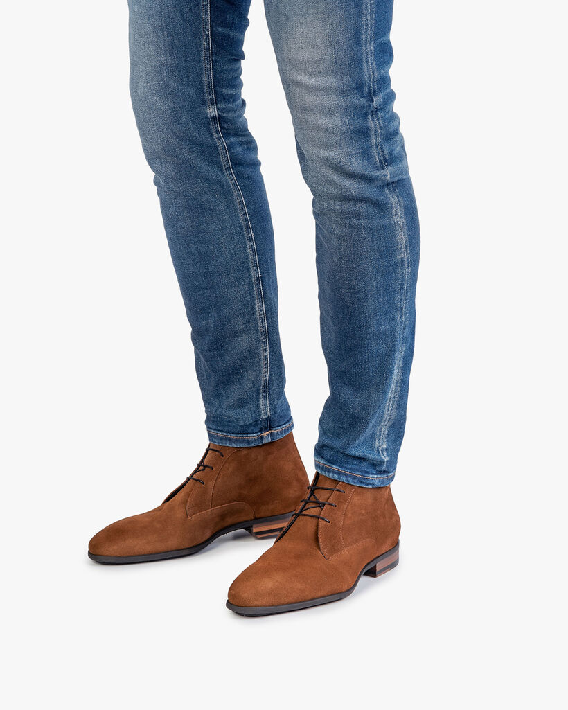 Mittelbrauner Wildleder-Schn&uuml;rschuh