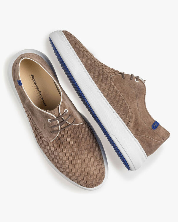 Taupefarbener Schn&uuml;rschuh mit geflochtenem Wildleder