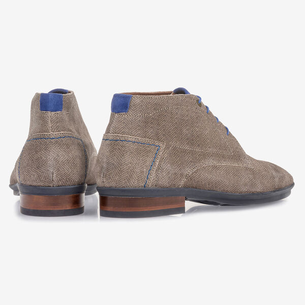 Sandfarbener Wildleder-Schn&uuml;rstiefel mit Print