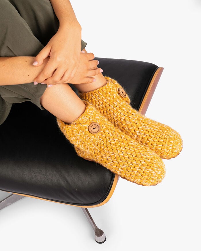 Kingdom of Wow Hausschuhe ocker