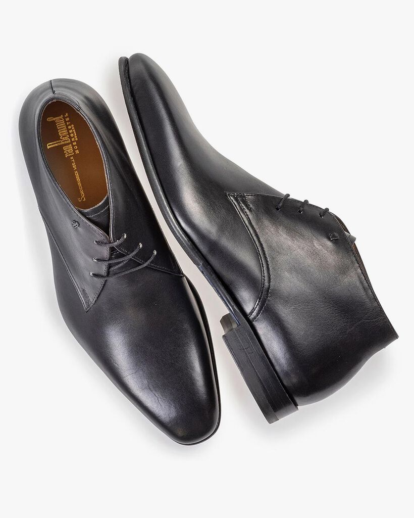 Schwarzer Kalbsleder-Schn&uuml;rschuh