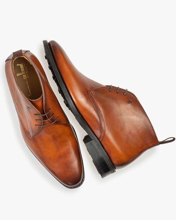 Dunkler cognacfarbener Schn&uuml;rstiefel