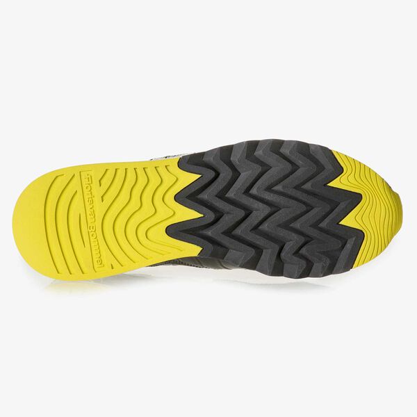Schwarzer Lackleder-Sneaker mit gelbem Print