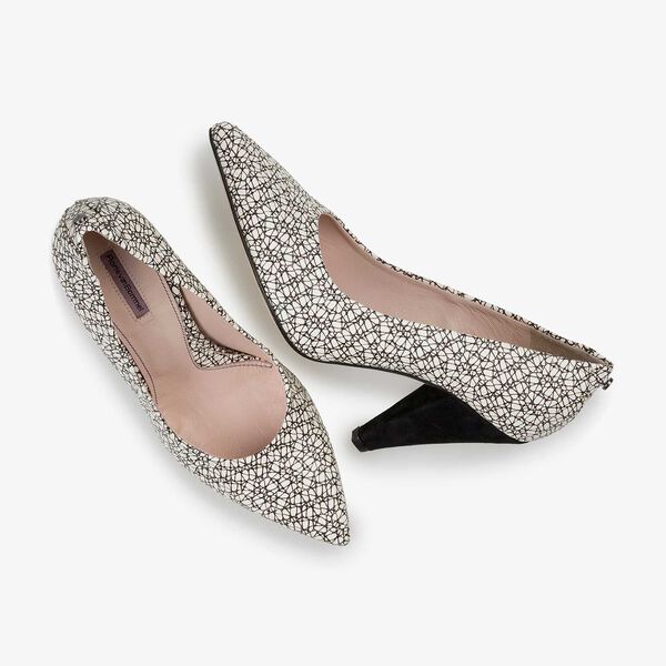 White-black leather pumps with all-over print