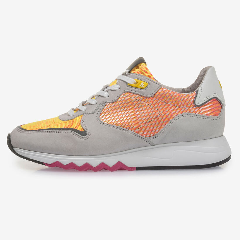 Grauer Leder-Sneaker mit orange-gelben Details