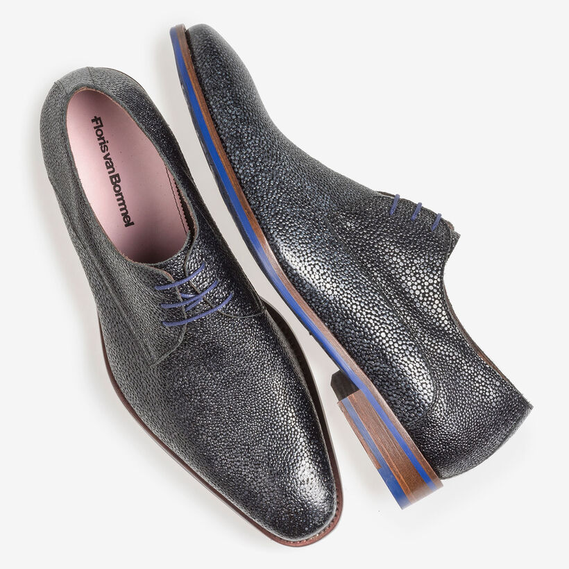 Blue leather lace shoe with metallic print