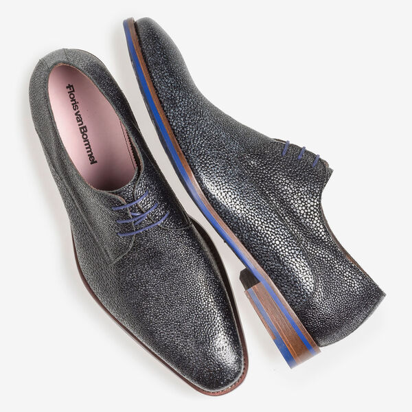 Blue leather lace shoe with metallic print