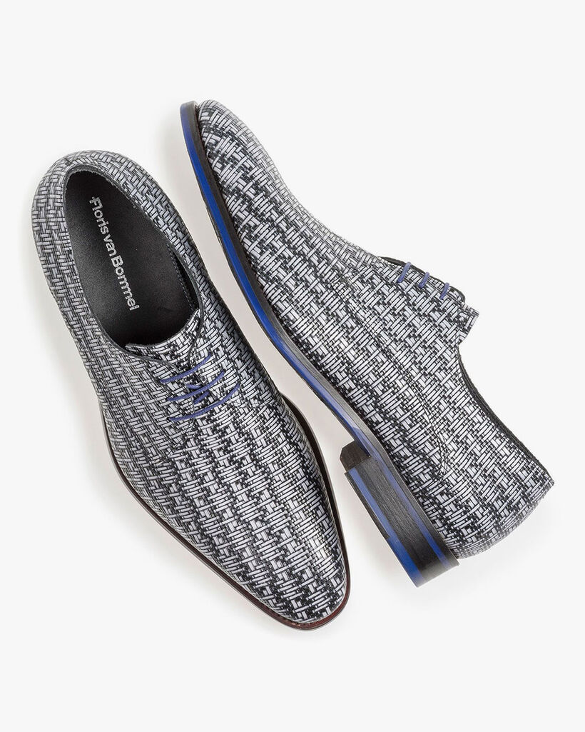 Grauer Schn&uuml;rschuh mit schwarzem Grafikprint