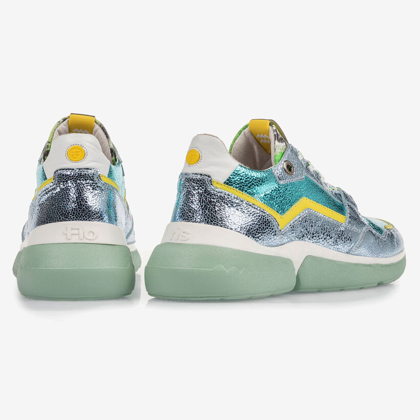 Hellblauer Leder-Sneaker mit Metallic-Print