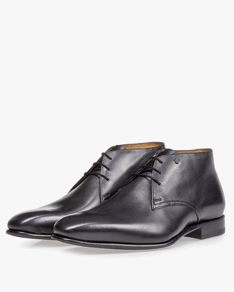 Schwarzer Kalbsleder-Schn&uuml;rschuh