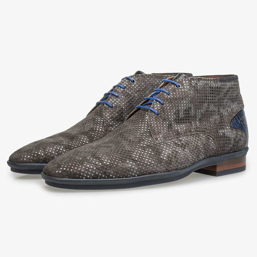 Mid-high brown patterned lace shoe