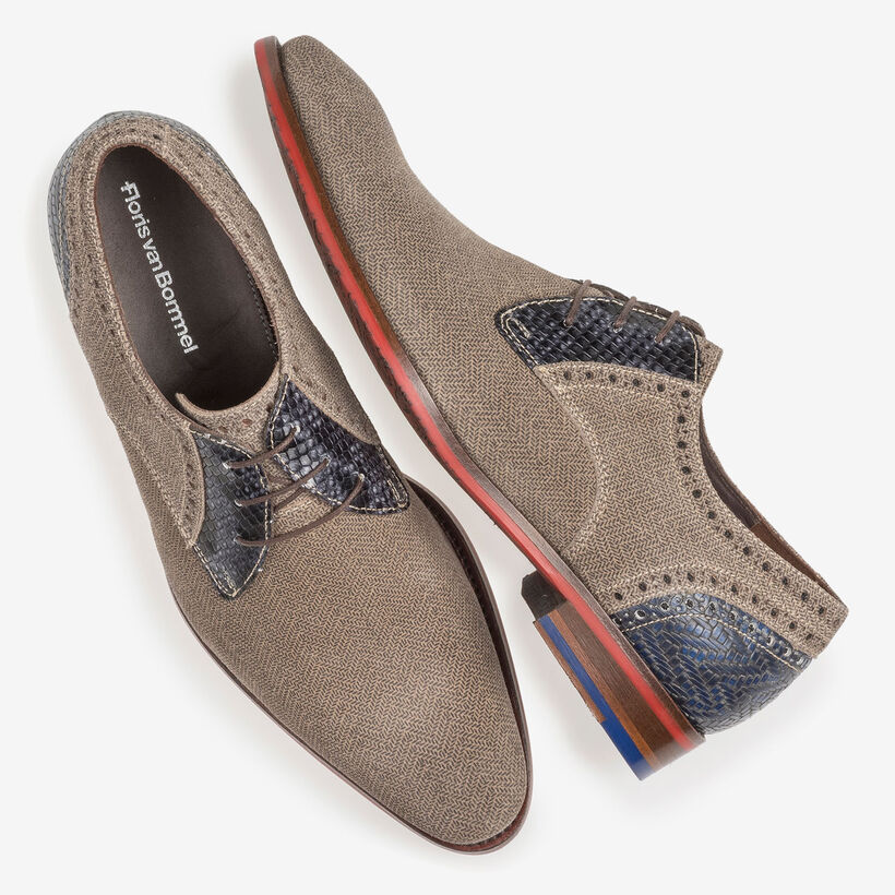 Beigefarbener Wildleder-Schn&uuml;rschuh mit blauem Print