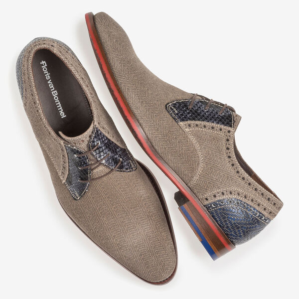 Beigefarbener Wildleder-Schn&uuml;rschuh mit blauem Print