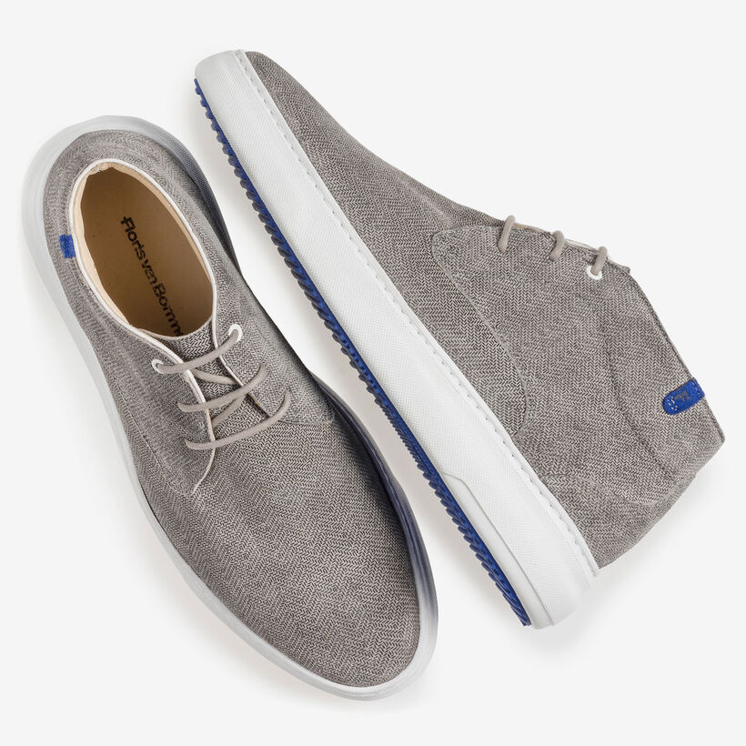 Hellgrauer Wildleder-Schn&uuml;rstiefel mit Print