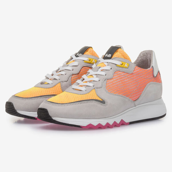 Grauer Leder-Sneaker mit orange-gelben Details