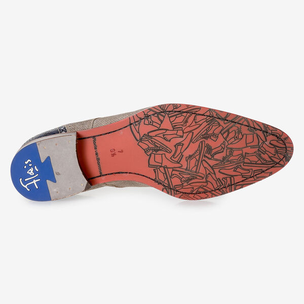 Beigefarbener Wildleder-Schn&uuml;rschuh mit blauem Print