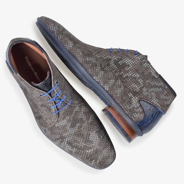 Mid-high brown patterned lace shoe