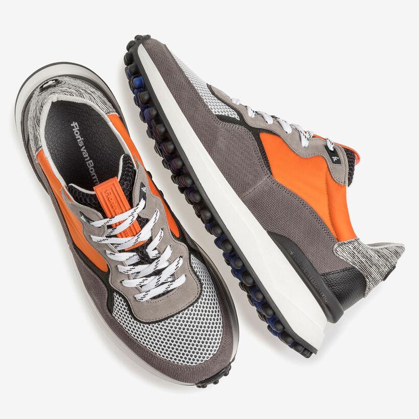 Grauer Wildleder-Sneaker mit orangefarbenen Details