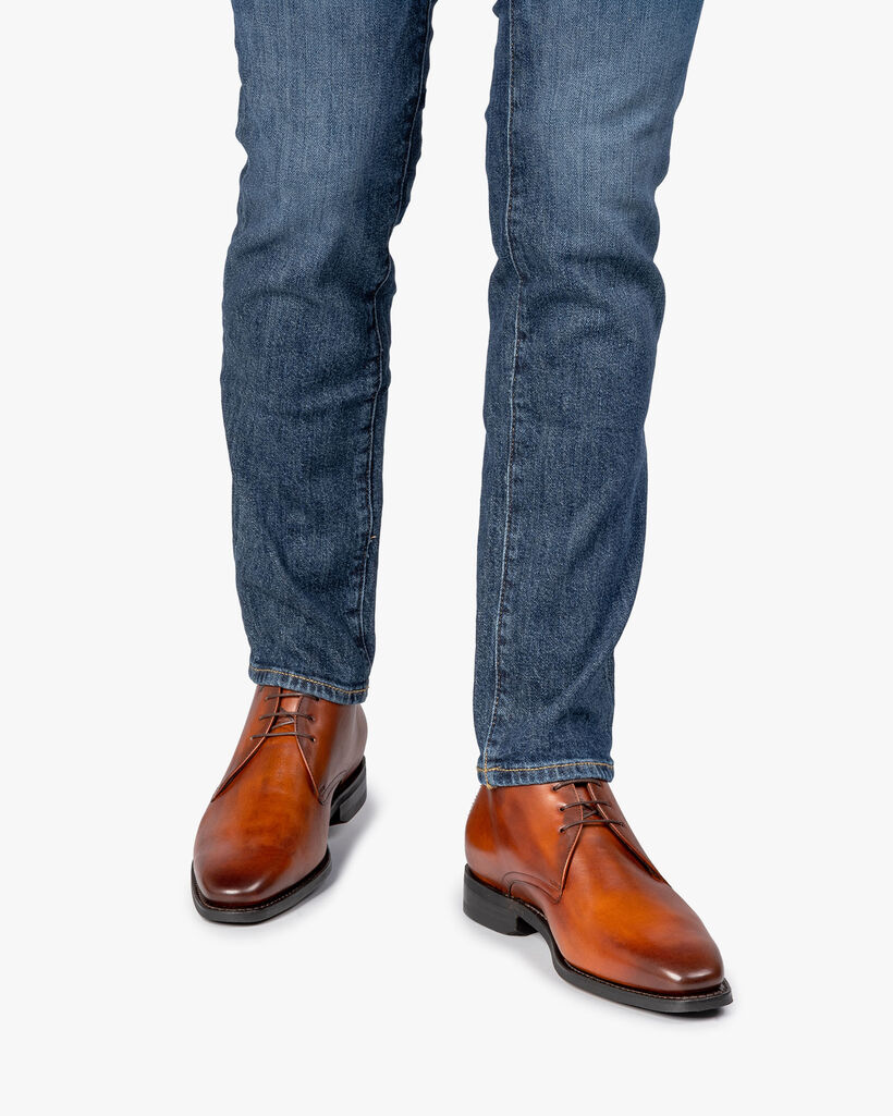 Dunkler cognacfarbener Schn&uuml;rstiefel