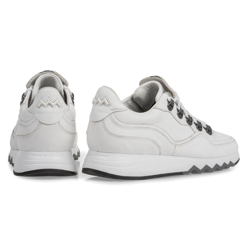 Sneaker with structured pattern white